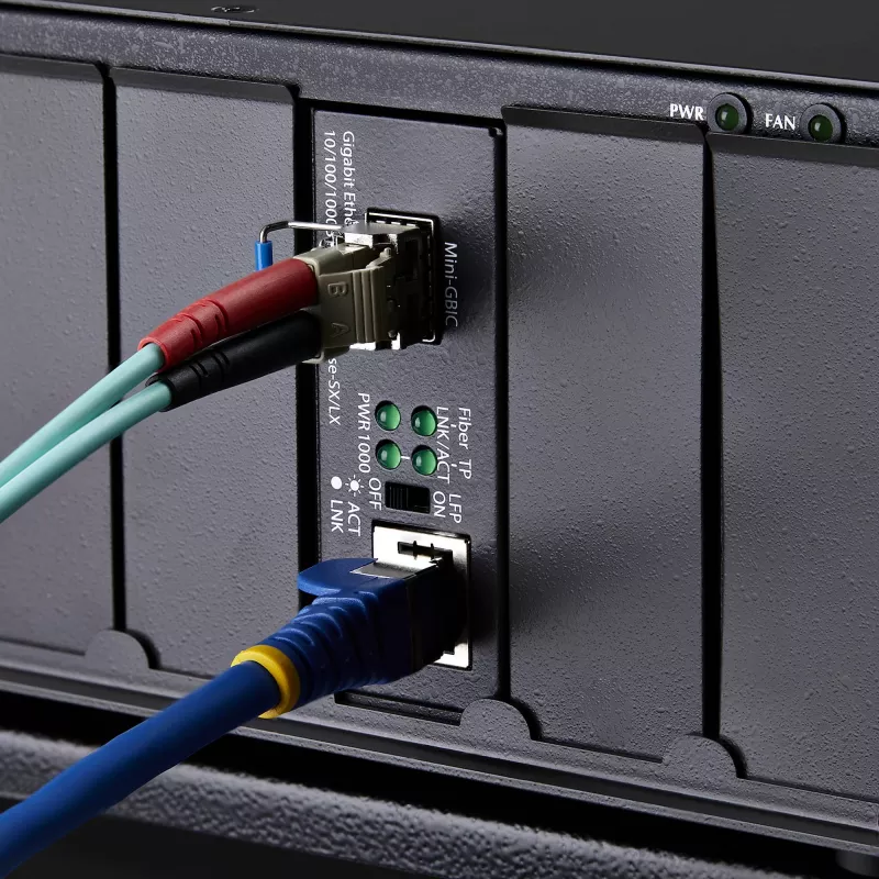 StarTech.com convertitore media Gigabit Ethernet rame a fibra, SM LC, 20 km, 10/100/1000 Mbit/s, RJ45 a LC, tutto metallo, 9K Jumbo Frames, conforme TAA