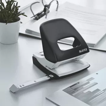 Leitz perforatrice WOW 5008 metallo 2 fori / 30 fogli, 30 fogli, nero, bianco, metallo, 8 cm, 5,5 mm, A4, A5, A6, folio, US quarto, 8 x 8 x 8 cm