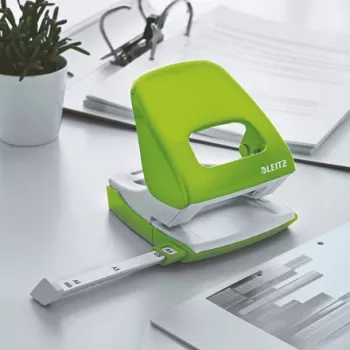 Leitz Perforatrice WOW 5008 metallo 2 fori / 30 fogli, 30 fogli, verde, metallo, plastica, 8 cm, 5,5 mm, A4, A5, A6, Folio, US-Quart, 8 x 8 x 8 cm