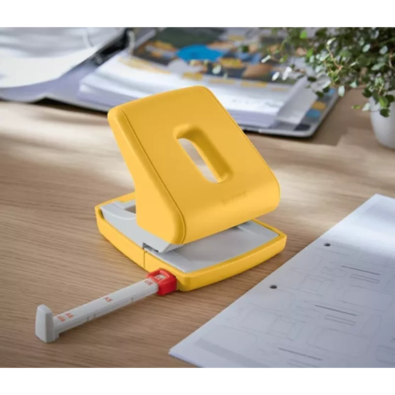 Leitz Cosy perforatrice 2 fori 30 fogli, giallo, plastica, 8 cm, 5,5 mm, A4