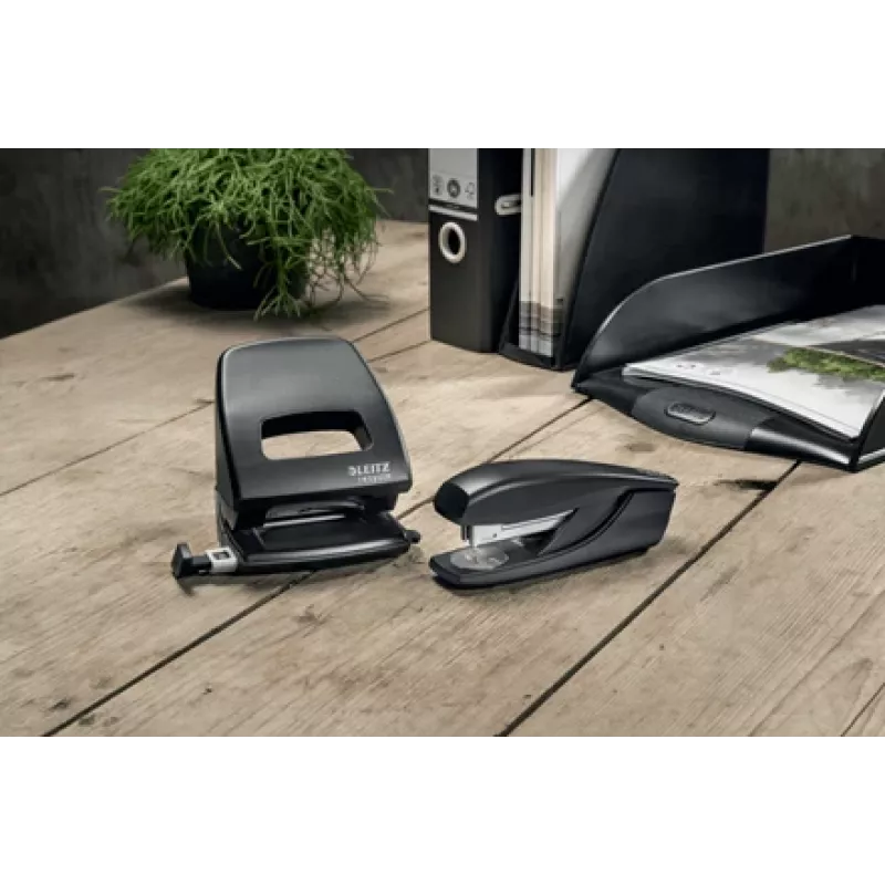 Leitz NeXXt Recycle perforatrice, 30 fogli, nero, plastica, 8 cm, 5,5 mm, A6