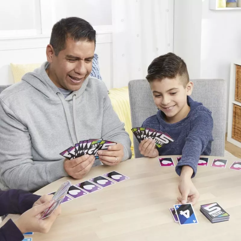 Hasbro Gaming F4205 5 Alive gioco di carte da collezione