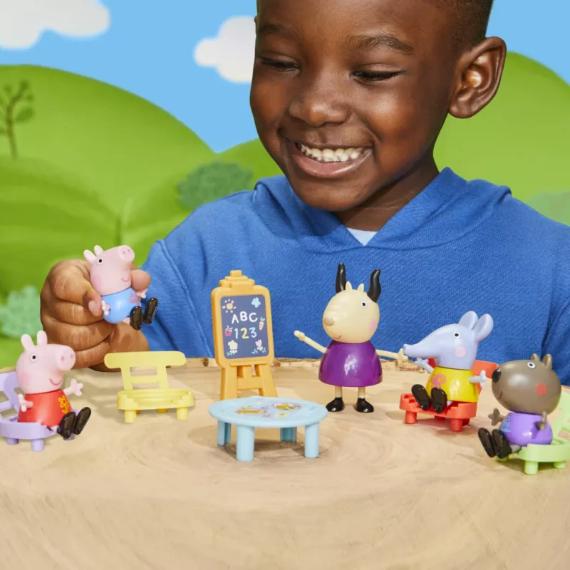 Hasbro Peppa Pig set di gioco con 5 figure e 6 accessori, giocattolo prescolare per bambine e bambini da 3 anni e oltre