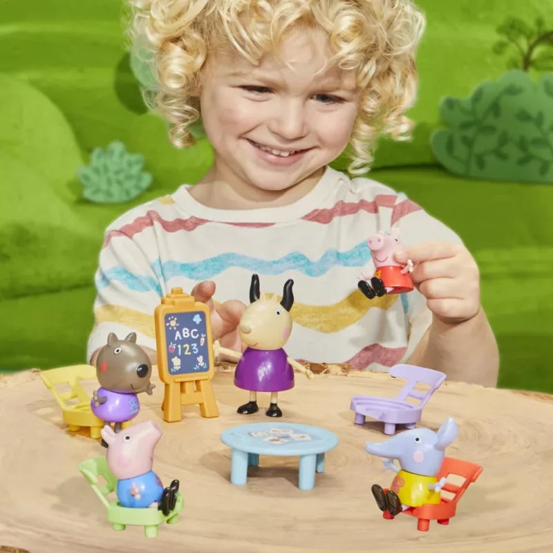 Hasbro Peppa Pig set di gioco con 5 figure e 6 accessori, giocattolo prescolare per bambine e bambini da 3 anni e oltre