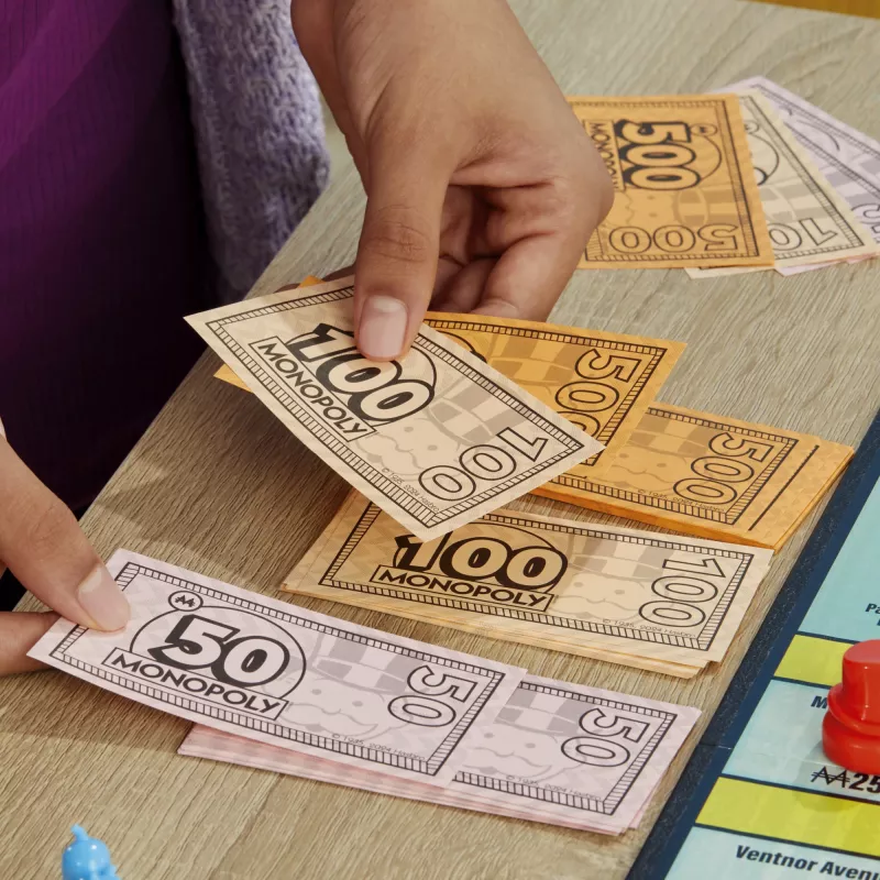 Monopoly Knockout gioco per la famiglia, giochi da tavolo veloci per età 8+, 2–8 giocatori, 20 min.
