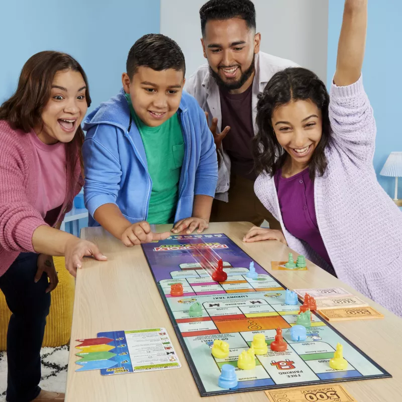 Monopoly Knockout gioco per la famiglia, giochi da tavolo veloci per età 8+, 2–8 giocatori, 20 min.