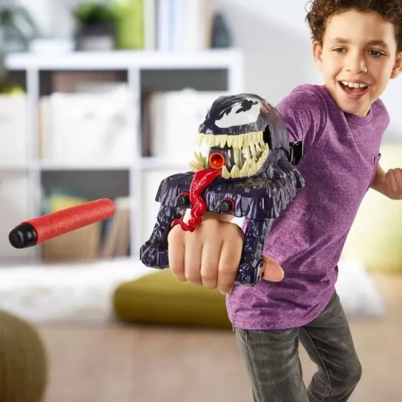 Guanto lancia-ragnatele giocattolo Hasbro Marvel Spider-Man Venom Strike Blaster viola