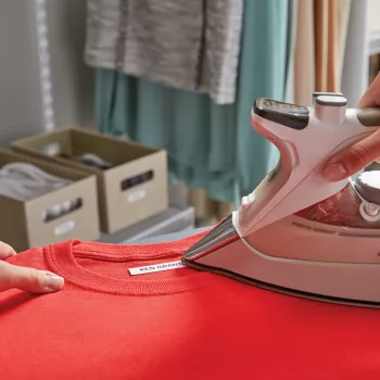 DYMO LetraTag etichette in tessuto stirabili | Originale | 12 mm x 2 m rotolo | Stampa nera su bianco | Etichette per abbigliamento stirabili ideali per uniformi/abbigliamento per bambini | per stampanti LetraTag