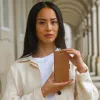 Custodia portafoglio dbramante1928 Lynge per iPhone 13 Pro Max – Tan, 3 vani per carte, schermo da 6,7