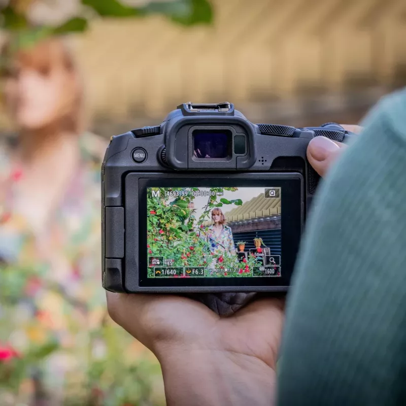 Canon EOS R8 + RF 24-105mm F4-7.1 IS STM MILC 24,2 MP CMOS 6000 x 4000 pixel nero