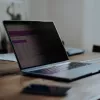 Filtro privacy flip-over per laptop da 13,3 pollici StarTech.com per MacBook Pro, antiriflesso e con riduzione della luce blu, filtro privacy, protezione schermo con angolo di visuale +/- 30°