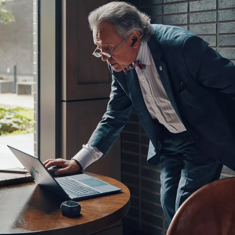 HP Poly Voyager Free 60+M UC Carbon nero auricolari +BT700 adattatore USB-C +custodia di ricarica con touchscreen