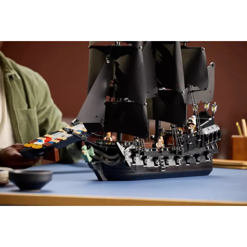 LEGO ICONS 10365 La nave pirata di Captain Jack Sparrow