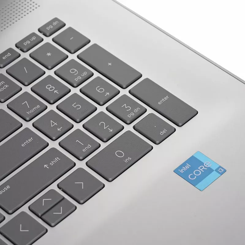 Laptop HP 17-CN3003D — display 17,3 pollici, Intel Core i3-N305, 8 GB RAM, 256 GB SSD, Bluetooth, Windows 11, argento