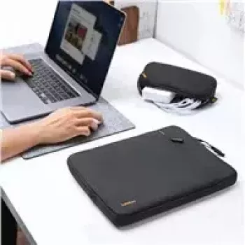 Kit sleeve Tomtoc TOM-A13-C12D per MacBook Pro/Air 13 pollici — nero