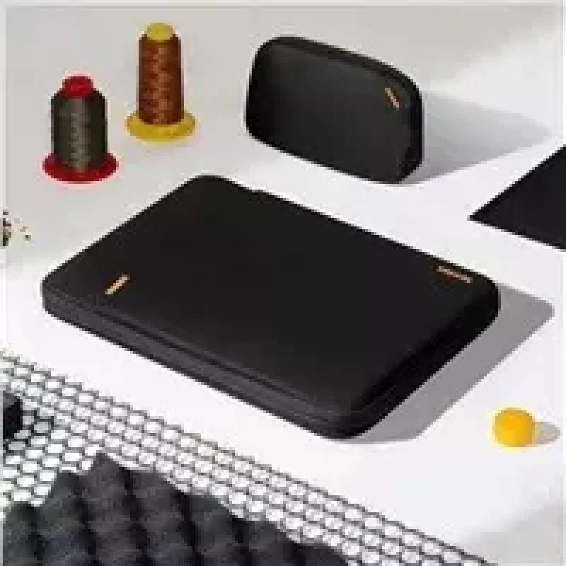 Kit sleeve Tomtoc TOM-A13-C12D per MacBook Pro/Air 13 pollici — nero
