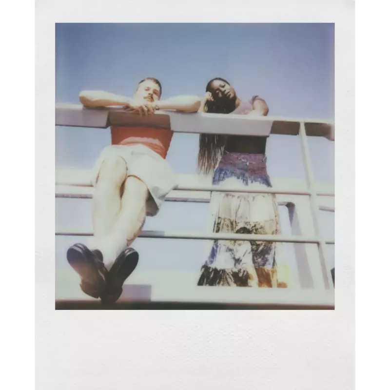 Fotocamera istantanea POLAROID Now Gen 3 giallo — modello 9158, fotocamera istantanea analogica, flash integrato