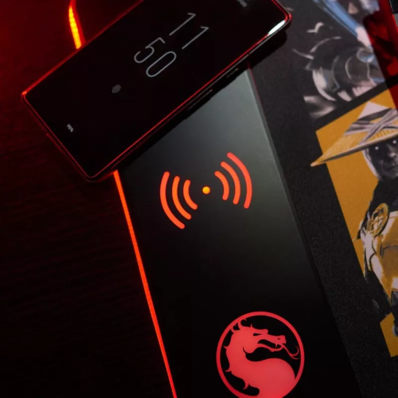 Numskull tappetino per mouse Mortal Kombat + ricarica wireless 30x80cm