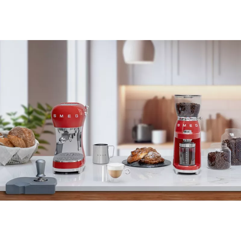 Smeg ECF02RDEU macchina per espresso manuale 50's Style 1,1 L rossa