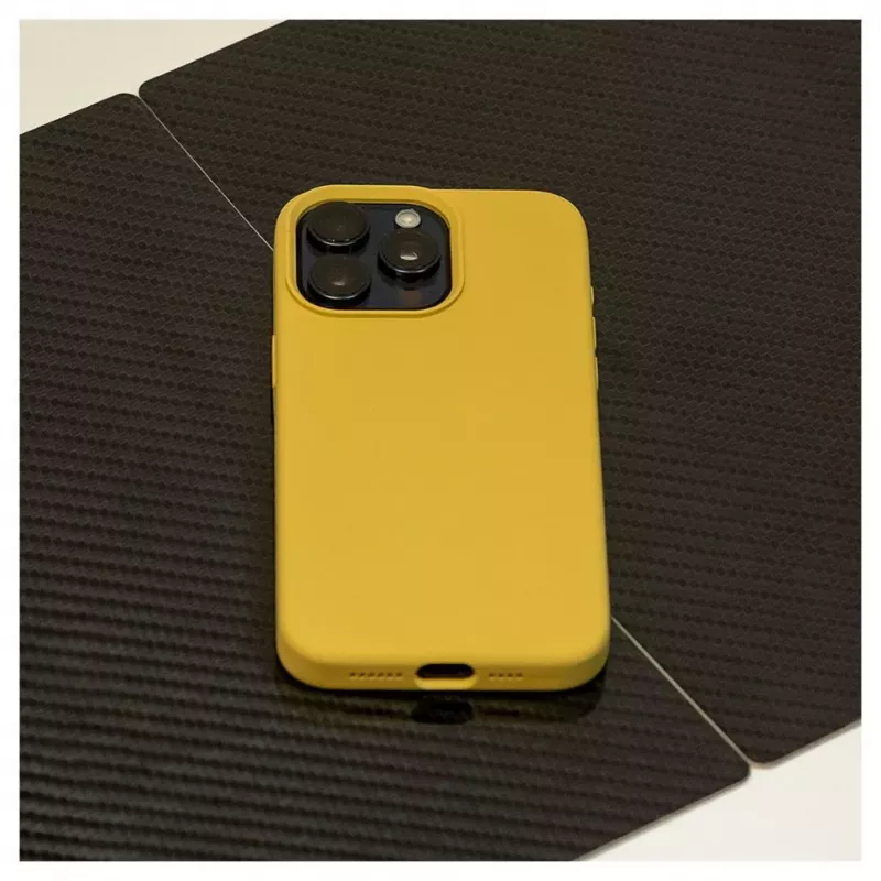 Evelatus Custodia in silicone Premium Soft Touch per Apple iPhone 15 Pro oro