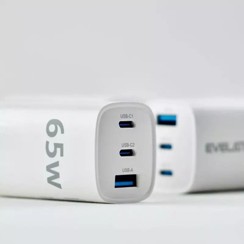 Evelatus Caricabatterie rapido 65W Max UK USB-C1/USB-C1/USB-A bianco