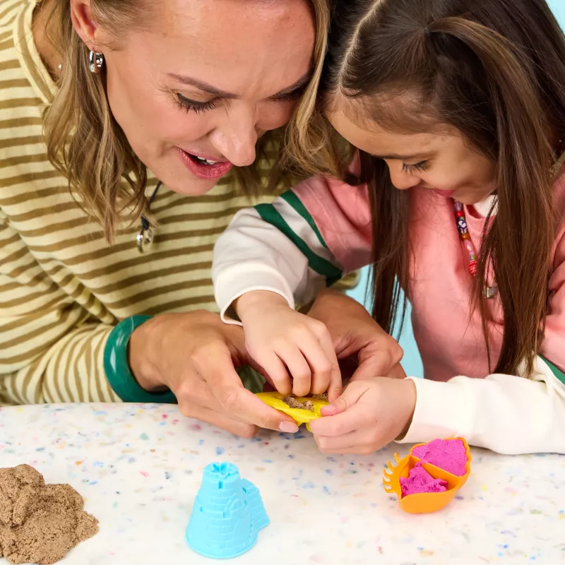 Kinetic Sand Beach Adventure set - 907g sabbia in 3 colori con formine, strumenti e vasca da gioco