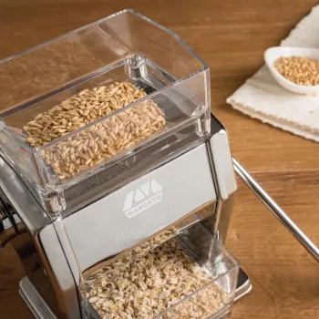 Marcato MARGA MULINO macina cereali manuale con 3 rulli in acciaio, corpo in acciaio cromato, 6 livelli regolabili, morsetto da tavolo, tramoggia 150g, Italia