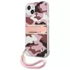 Guess GUHCP13MKCABPI Custodia rigida per iPhone 13 / 14 / 15 6,1 pollici rosa Camo Strap Collection