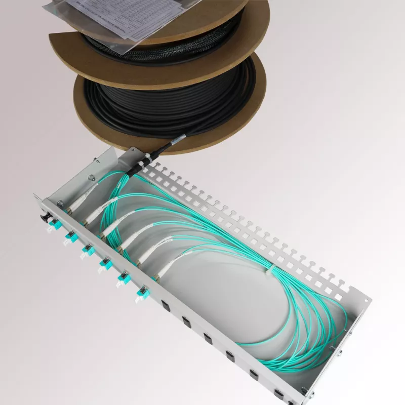 EFB Elektronik breakout box parzialmente equipaggiata con 24 connettori femmina LC duplex OM3