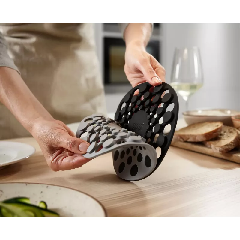 Joseph Joseph Spot-On set con 2 sottobicchieri in silicone grigi