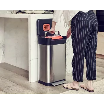 Joseph Joseph Titan compattatore di rifiuti da 30L in acciaio inox con sistema di compattazione