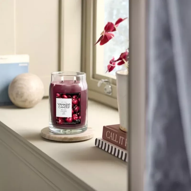 Yankee Candle Signature Black Cherry candela in barattolo grande 567g