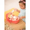Lilliputiens Lena Set bambola con cesta porta bebè, doudou e biberon