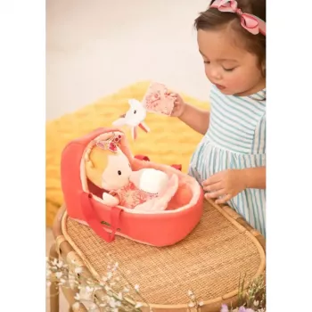 Lilliputiens Lena Set bambola con cesta porta bebè, doudou e biberon