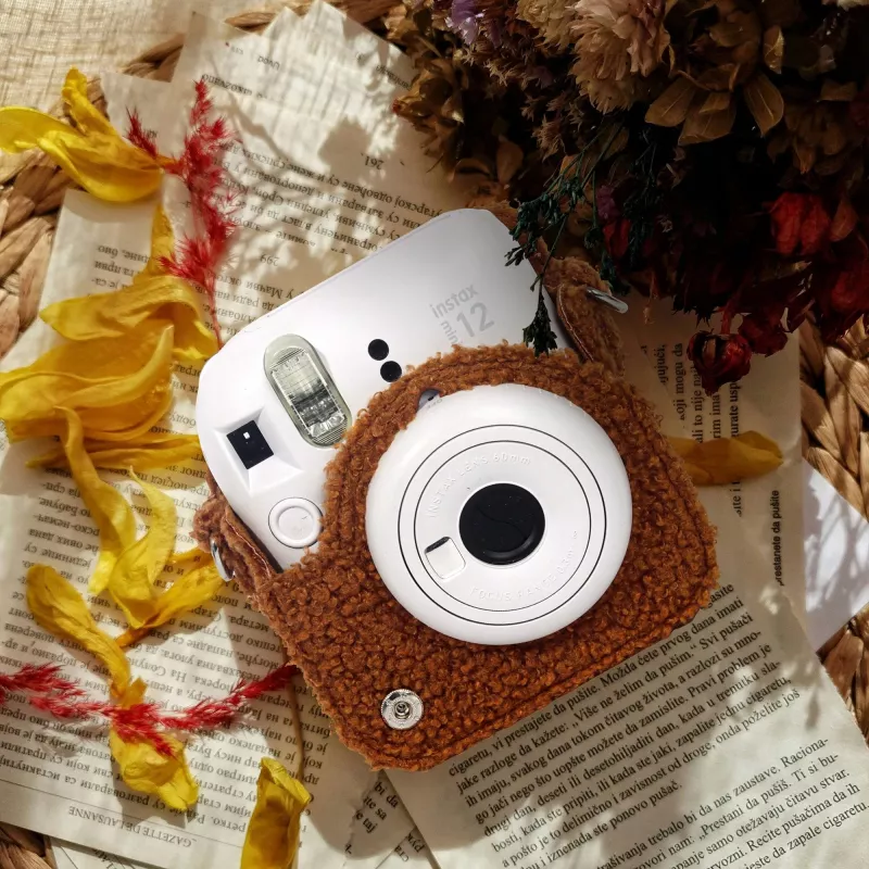 LOVEINSTANT custodia protettiva per Fujifilm Instax Mini 12 - design cane in peluche - marrone