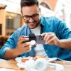 ULANZI CG02 impugnatura per smartphone con telecomando Bluetooth e luce LED