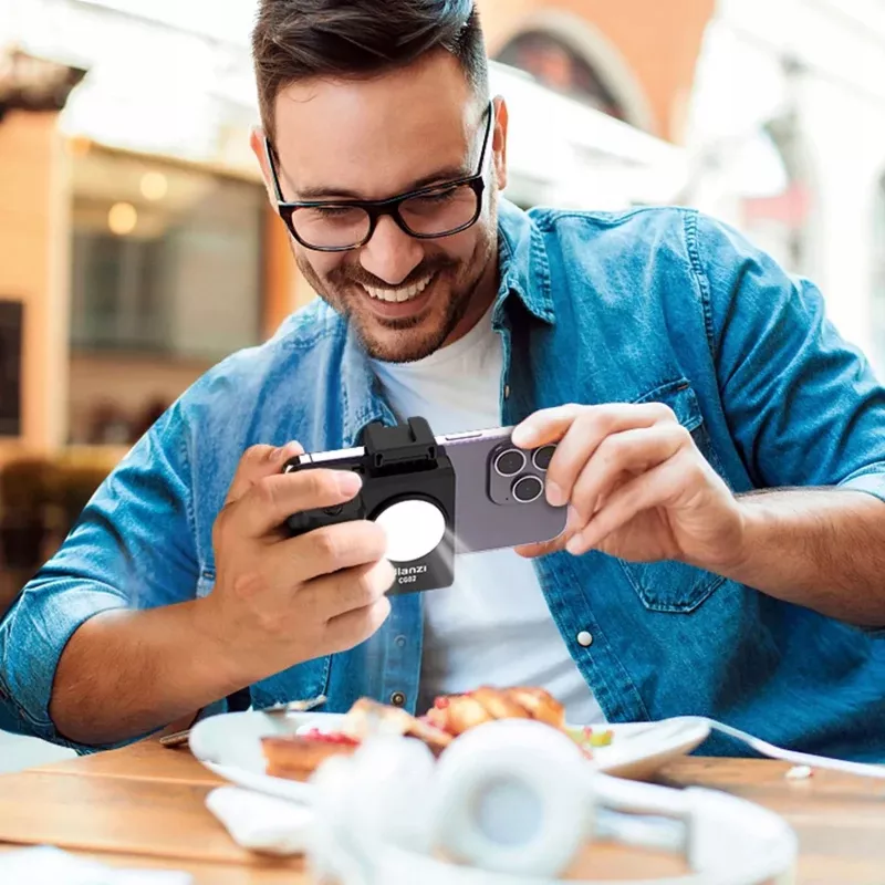 ULANZI CG02 impugnatura per smartphone con telecomando Bluetooth e luce LED