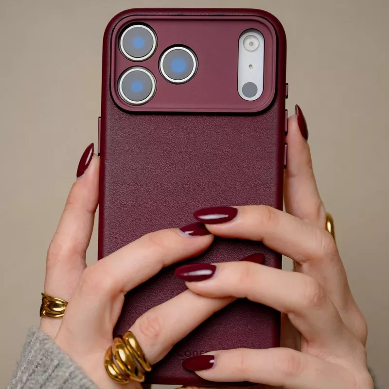 Decoded copertina posteriore in pelle per iPhone 17 Pro Max compatibile MagSafe - Dark Ruby