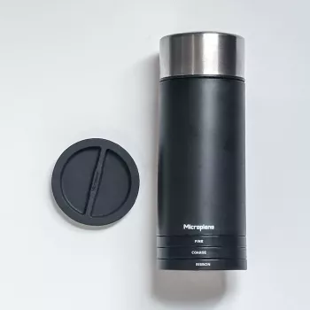 Microplane macinino universale - nero/trasparente, grattugia rotante per formaggi stagionati, cioccolato, frutta secca, spezie
