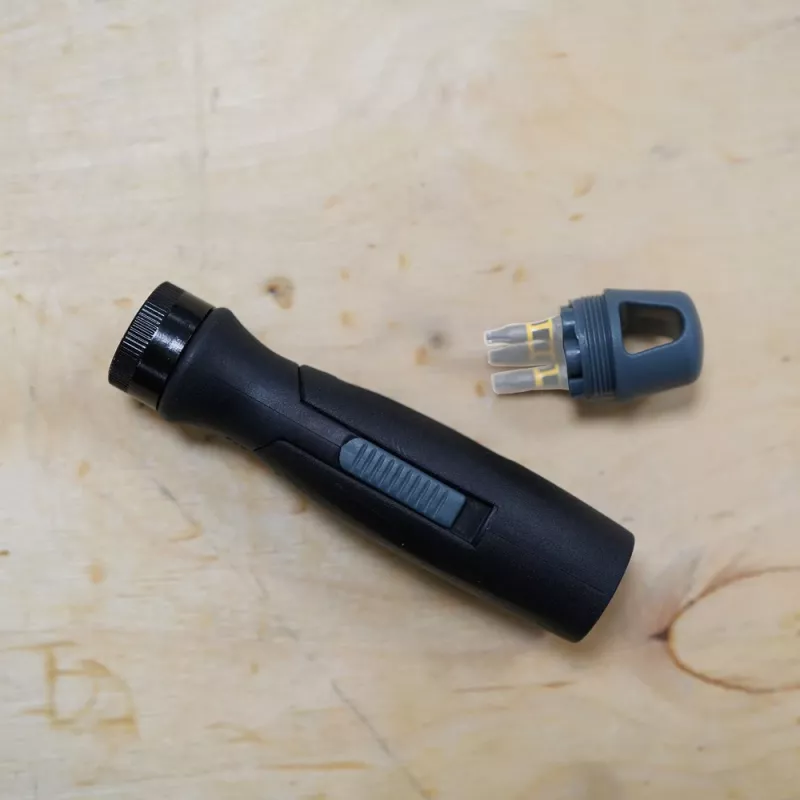 Makita P-84866 Impugnatura multitool con set di lame per sega alternativa e adattatore esagonale da 1/4