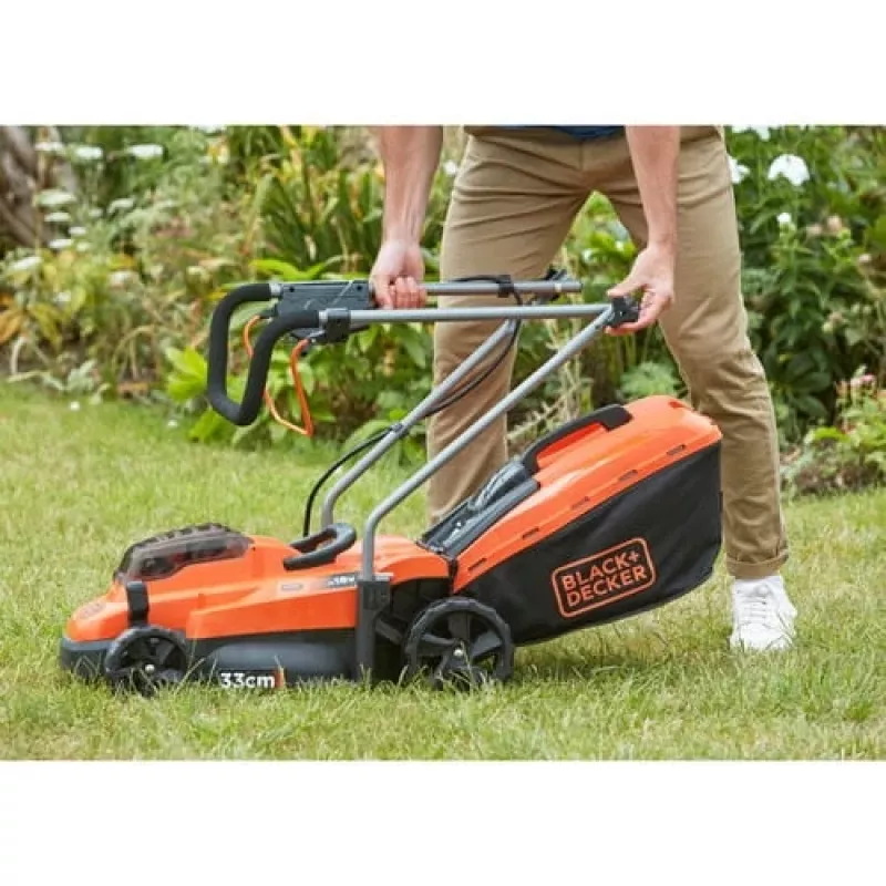 Black & Decker BCMW3318L2 Rasaerba a spinta a batteria 18V con 2 batterie, larghezza di taglio 33 cm, nero/arancione