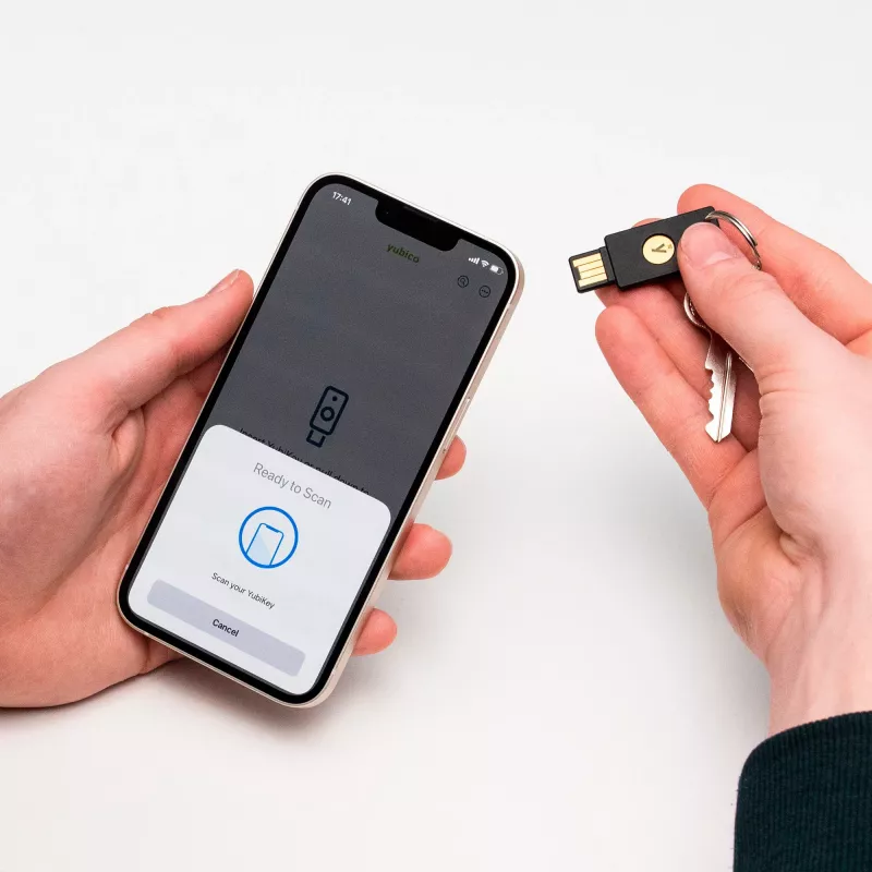 Chiave di sicurezza YubiKey 5 NFC confezione da 2 (nero/oro, USB-A e NFC)