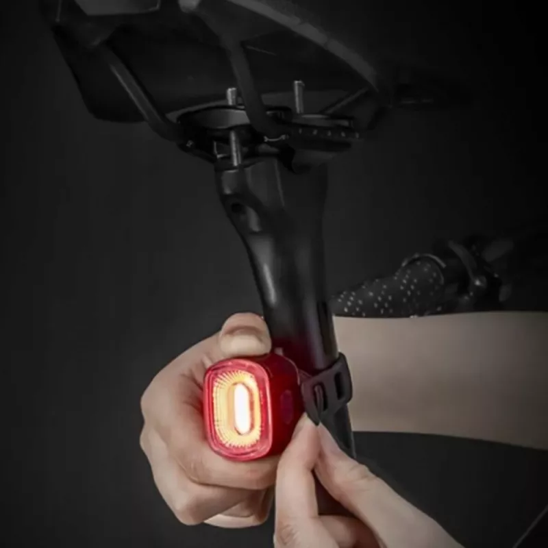 ROCKBROS Q2S luce posteriore per bici con rilevamento intelligente della frenata e cavo USB-C - nero