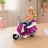 LEAN TOYS Anlily Bambola da viaggio su monopattino con occhiali, porta cellulare e accessori