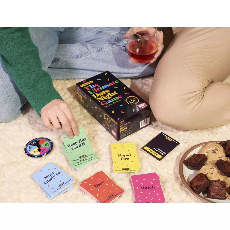 Just Play Let's Get Deep - Il gioco definitivo per la serata romantica, 400 carte di conversazione per coppie, 3 livelli: Ice Breaker, Deep, Deeper, 2+ giocatori, dai 17 anni