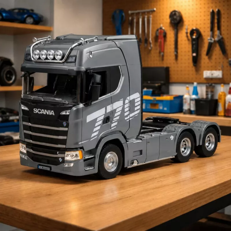 HUINA 32329 Scania 1:18 trattore stradale RC 6 canali grigio argento