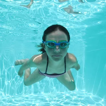 SCHILDKROT occhialini da nuoto Junior Capri, blu/verde, anti-fog, lenti in policarbonato infrangibili, cinturino regolabile, 1 paio (940055)