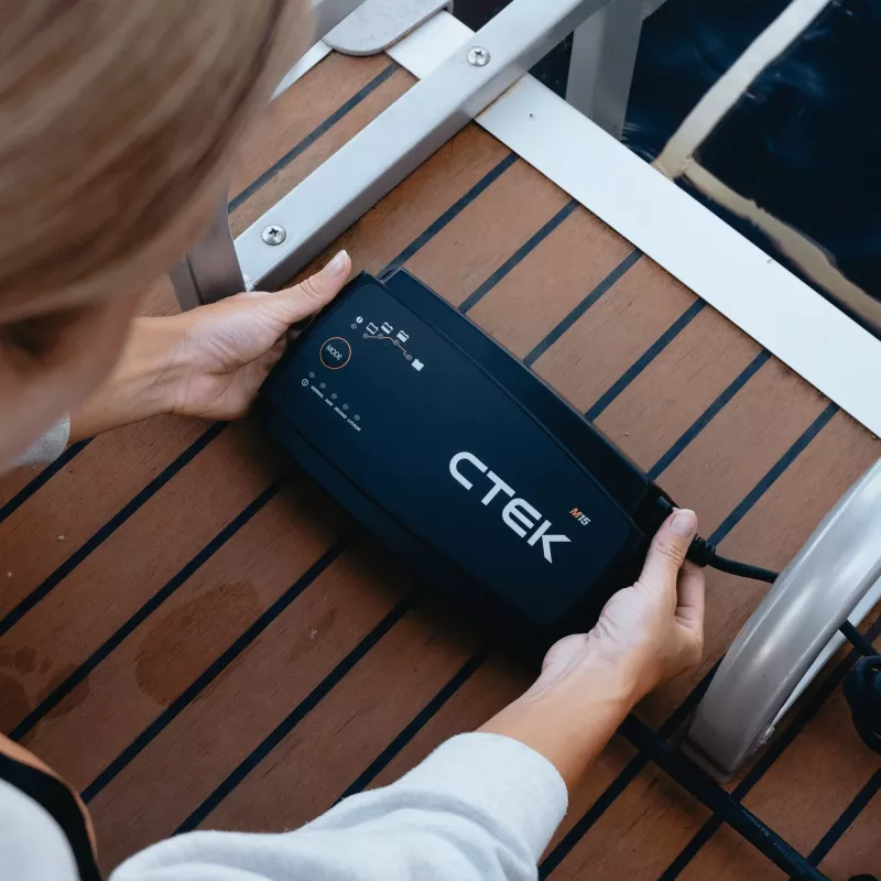 CTEK M15 EU 40-192 Caricabatterie automatico 12V 15A per batterie al piombo-acido e al litio