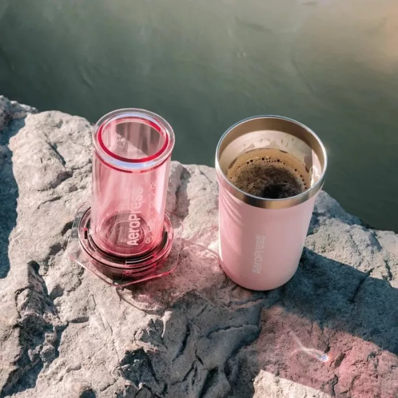 AeroPress Go Plus Macchina per il caffè con tazza termica rosa 475 ml