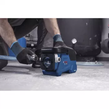BOSCH POWERTOOLS Pompa dell'acqua a batteria GTP 18V-28 Solo, 18V (blu/nero, senza batteria, per acqua pulita)